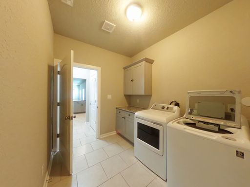 Building Photo - Beautiful Home with Everything in the Windcrest Gardens!