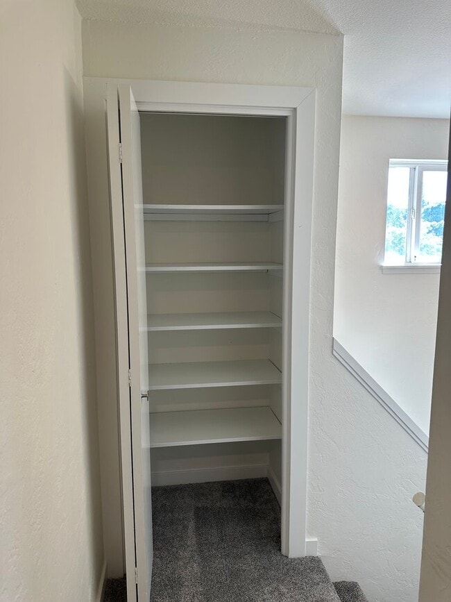 Building Photo - Beautifully updated 3 bedroom 1.5 bath dup...