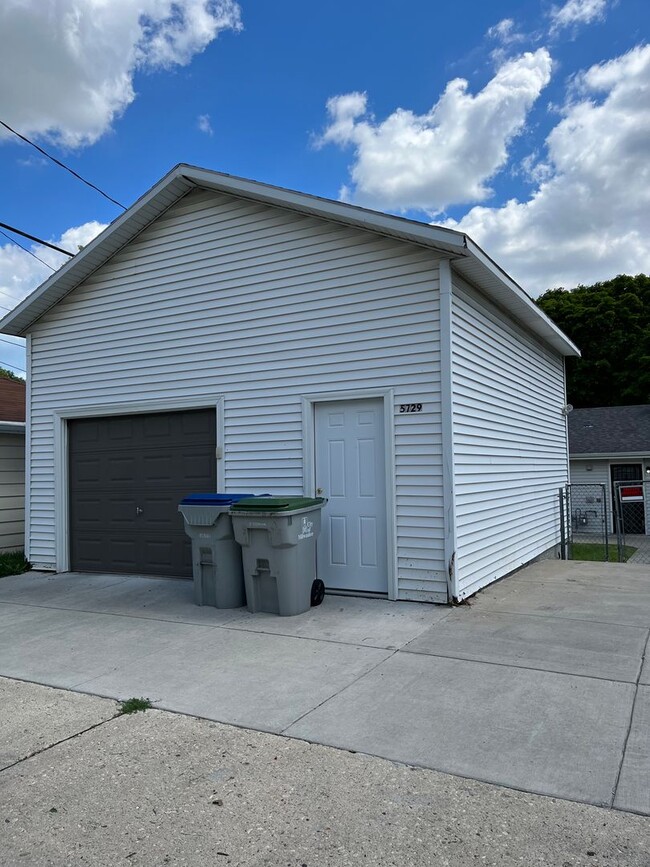 Building Photo - 2 Bedroom Single Family Home