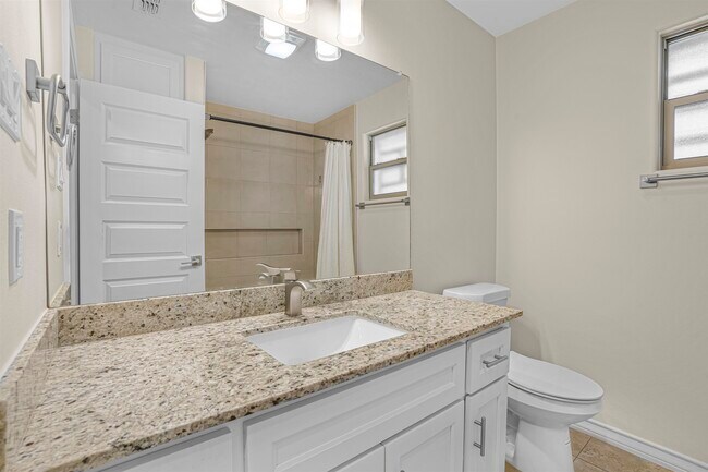 Building Photo - 902 La Rosita