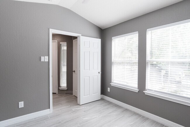 Building Photo - 692 Scheel-
