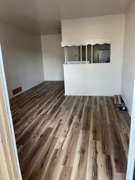 Building Photo - 414 E Avenue A