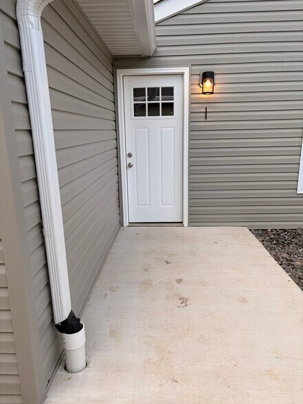 front entrance - 1 Holding Ln