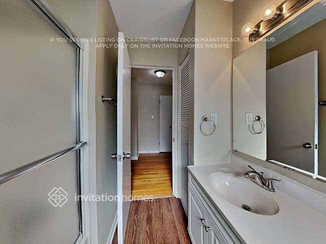 Building Photo - 5 E Adams St