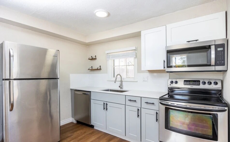 Building Photo - 809 N Arbor Ave