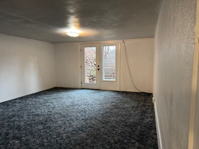 Building Photo - 2405 Sunset Dr