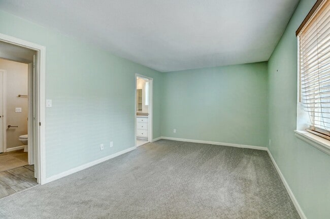 Building Photo - $1,750- 2 Bed 2 Bath Condo in Lakewood wit...