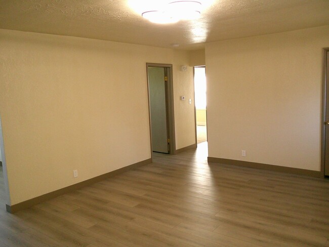 Building Photo - 4 Bed 2 Bath 2 Car Garage 1/2 off 1st Mont...