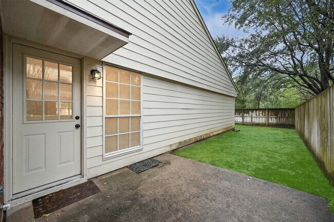 Building Photo - 72 Laughing Brook Ct