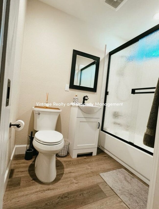 Building Photo - Available Soon! Charming Updated 2 Bed / 2...