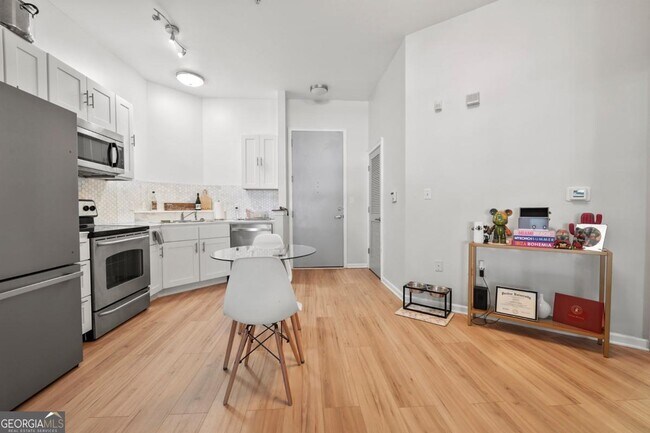 Building Photo - 898 Oak St SW