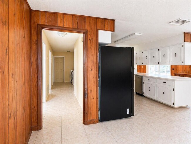 Building Photo - 728 Lake Ned Rd