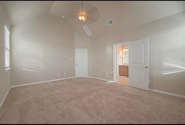 Building Photo - 8700 Laurel Crest Dr