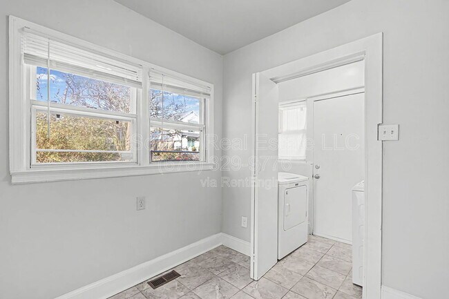 Building Photo - 1895 Markone St NW