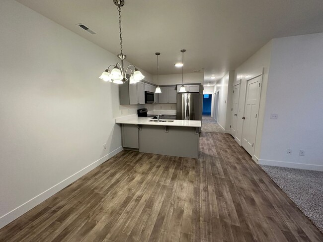 Building Photo - Like New 3 Bd 2 Ba Condo With Garage