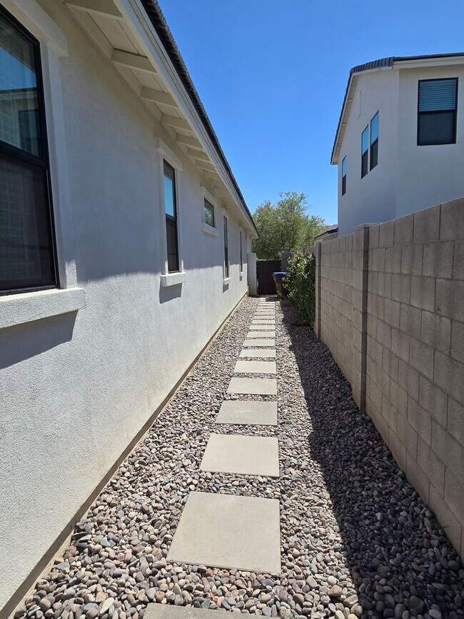 Building Photo - 4-bedroom + Den, 3-bath home in The Preserve at San Tan