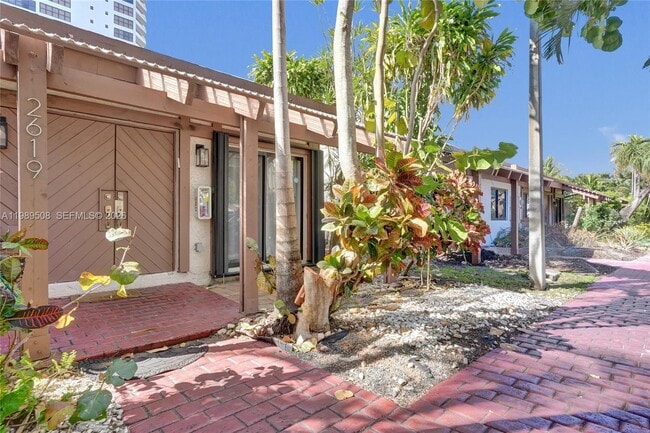 Building Photo - 2619 Parkview Dr S