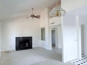 Building Photo - Spacious 2bd/2bath + Den home in gorgeous community (there's a lake!)
