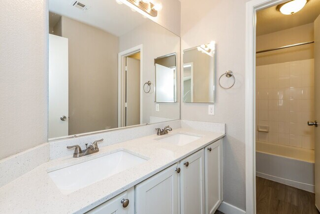Building Photo - 995 River Walk Ct