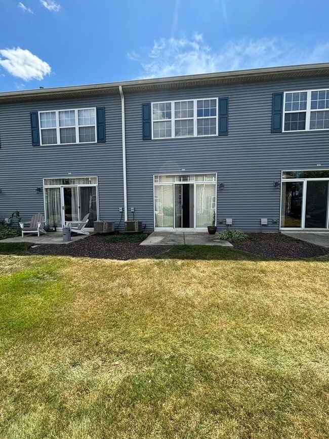 Building Photo - 2422 Golf Ridge Cir