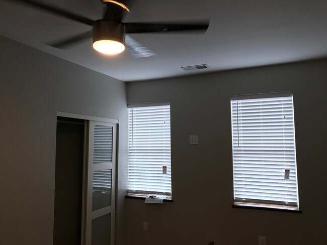 Building Photo - 546 Southern Ave