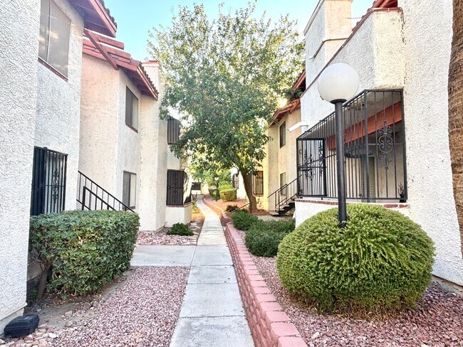 Building Photo - 1701 E Katie Ave