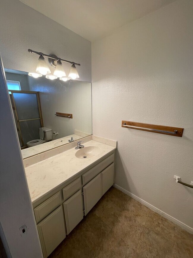 Building Photo - 4 BEDROOM APPLE VALLEY HOME ON CUL DE SAC!