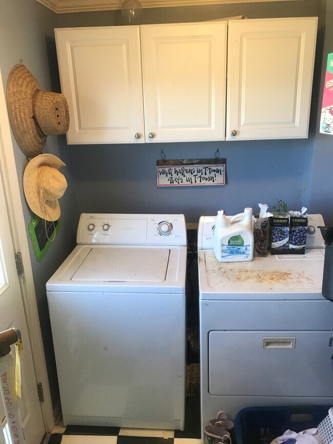 Building Photo - 306 19th St E