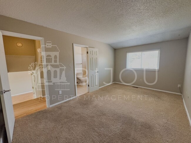 Building Photo - Conveniently Located Tri-Level