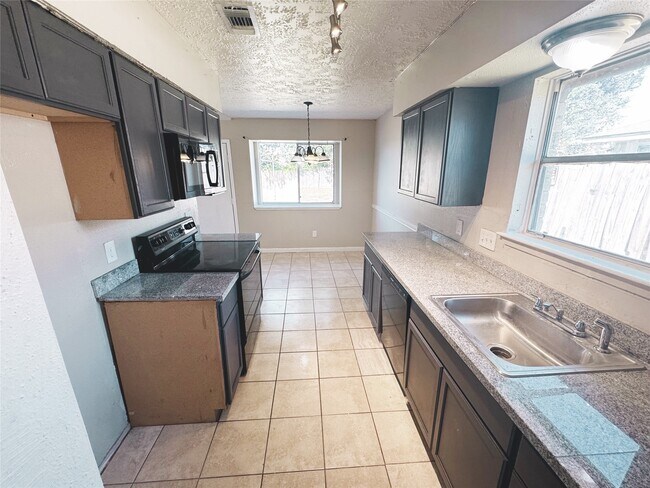 Building Photo - 15822 Baybriar Dr