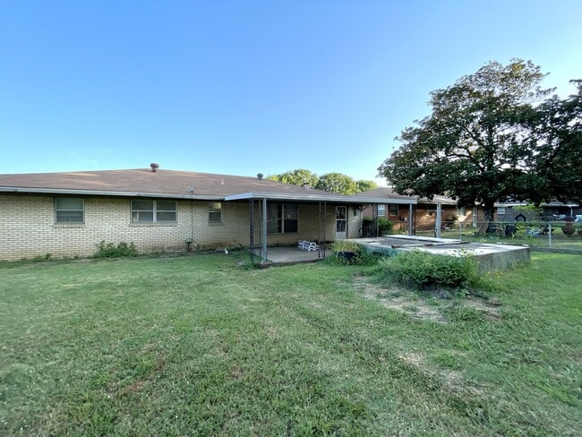 Building Photo - 905 Cottonwood St