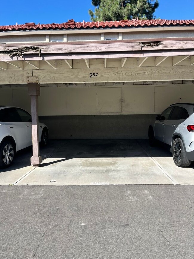 Building Photo - Remodeled Ground Level Condo in MV!