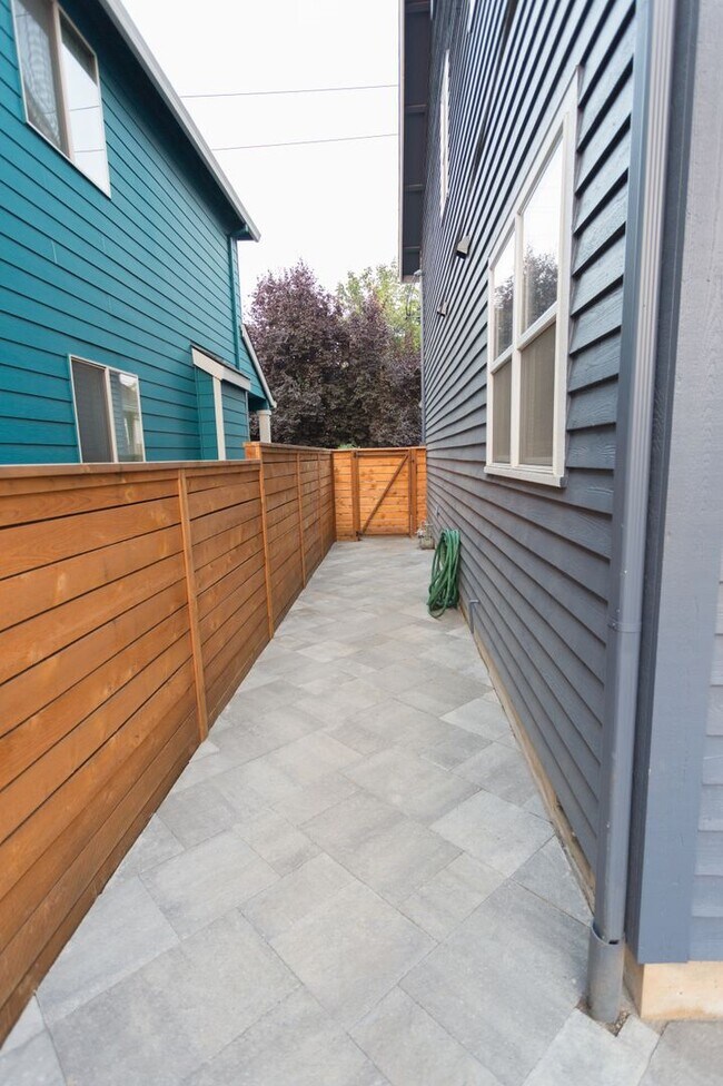 Building Photo - Single family, 3 bedroom, 1.5 bath home ju...