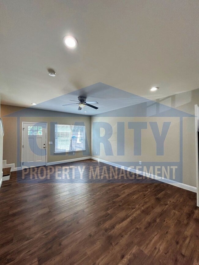 Building Photo - Two bedroom Townhome!
