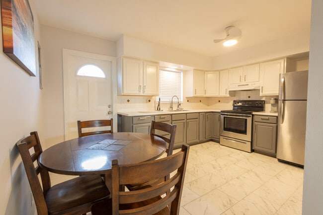 Building Photo - 714 S Arnold Ave