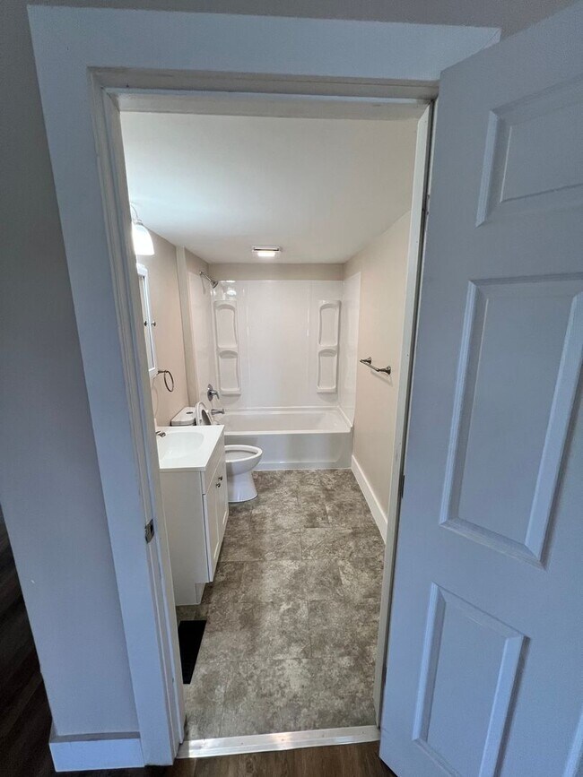 Building Photo - Newly Remodeled 3BR/1BA - 1st Floor | Sect...