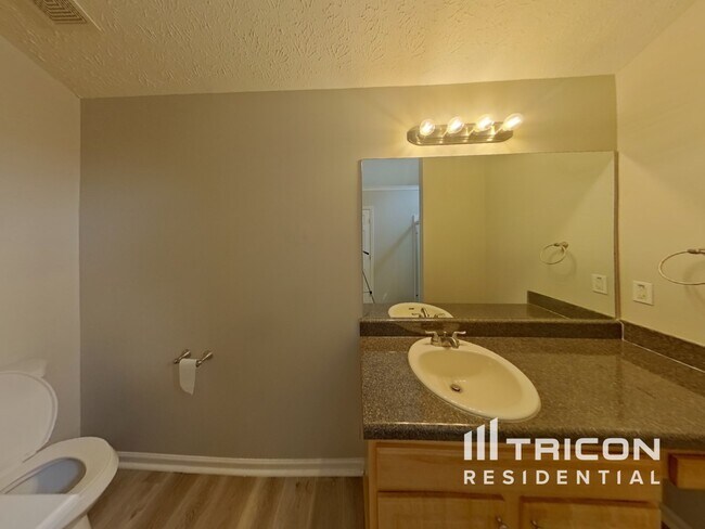 Building Photo - 9521 Lakeview Rd