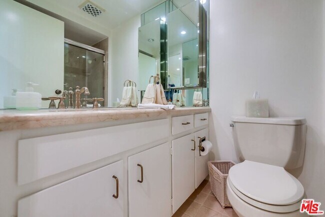 Building Photo - 4337 Marina City Dr