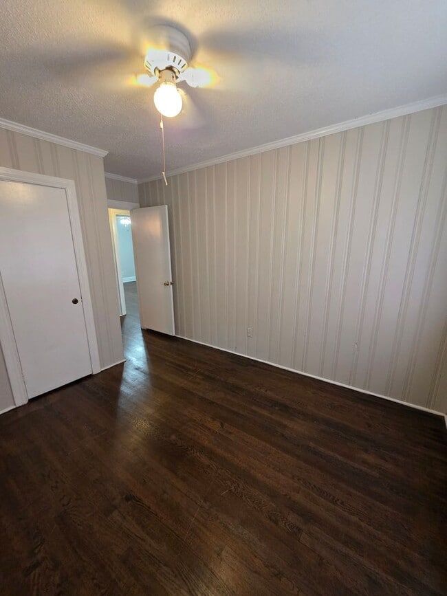 Building Photo - 107 Creek Dr