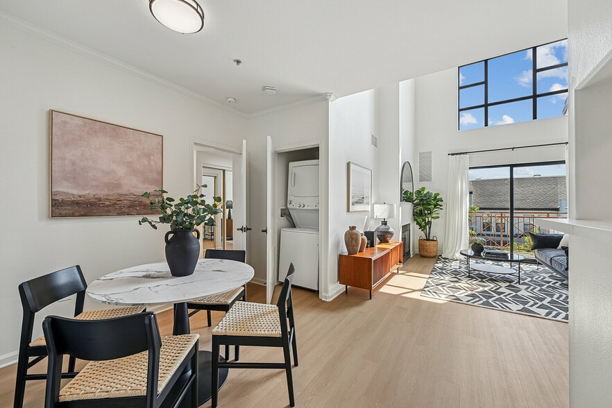 Bright and open modern apartments - Pasadena Gateway Villas