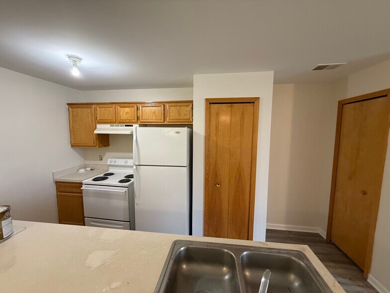 Building Photo - 2216 Frazho Rd