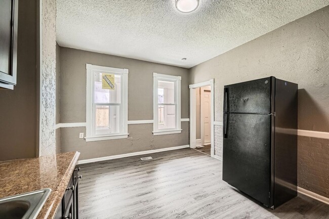 Building Photo - 911 Sims Ave