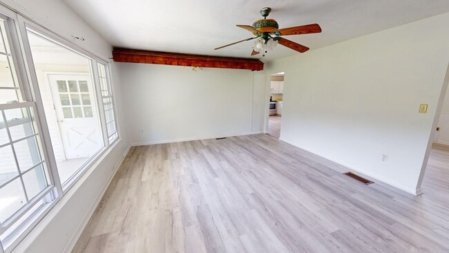 Building Photo - 3 bed/2 bath in country- Plymouth Schools