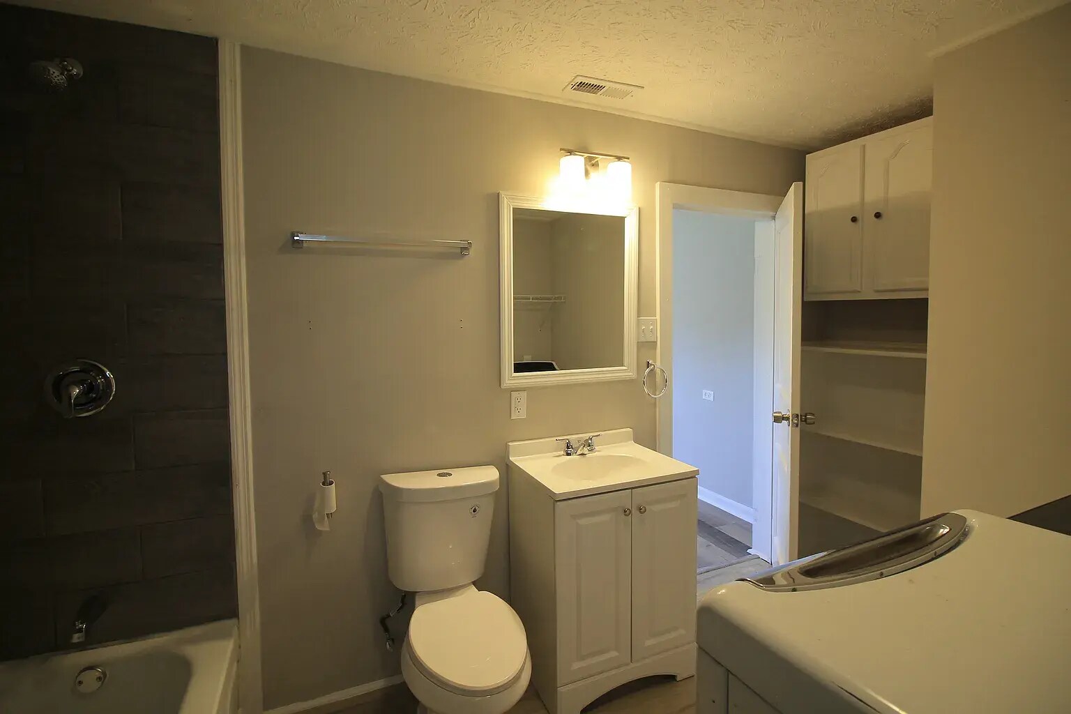 Building Photo - 102 Dale Ave