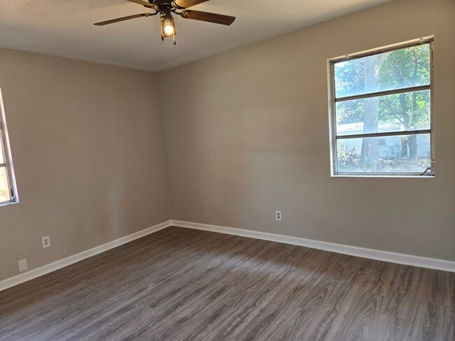 Building Photo - 2015 Fernwood Cir