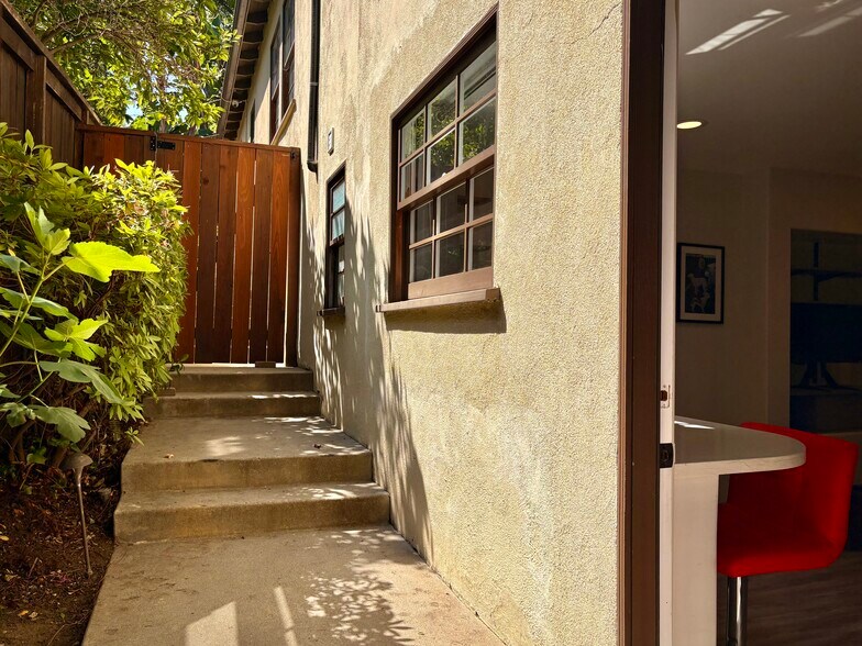 Separate entrance - 3746 Lankershim Blvd