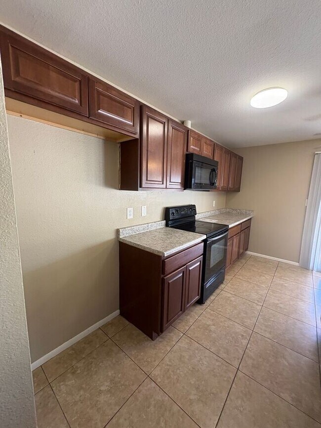 Building Photo - COMING SOON! Spacious 3 Bed 1 Bath Home in...