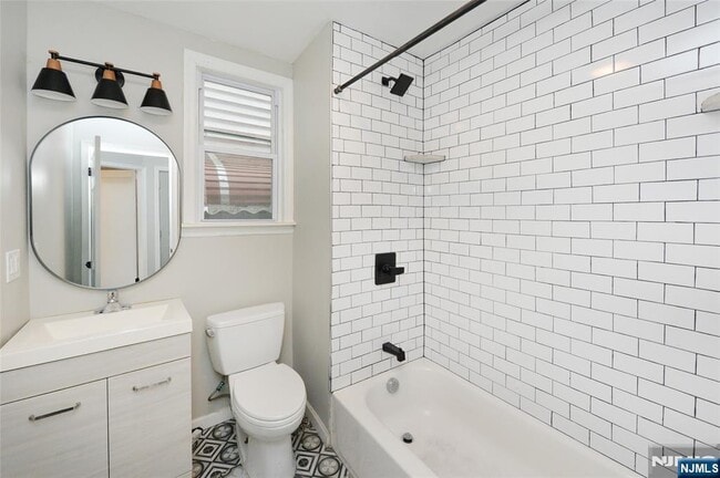 Building Photo - 23 Bayview Ave