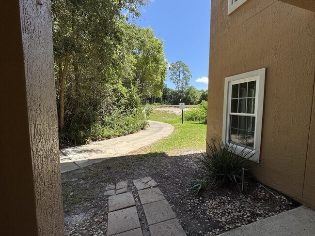 Building Photo - 605 Fairway Dr