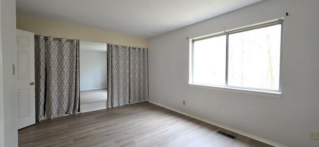 Building Photo - 220 Elizabeth St